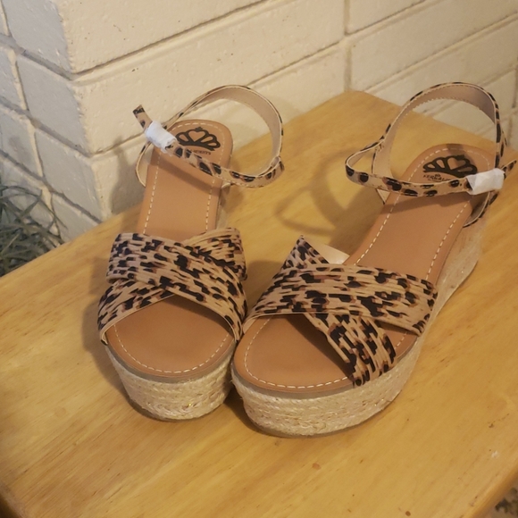 Leopard Fergalicious Wedge Brand New - Picture 2 of 3
